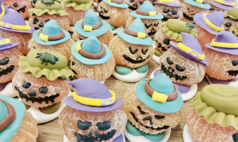 Halloween-Leckereien mit bunten Hexenhüten.