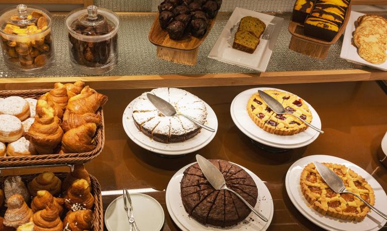 Vielfalt an gebackenen Desserts auf einem Tisch.